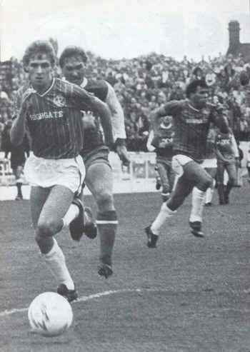 Roffey gives chase to David Kelly